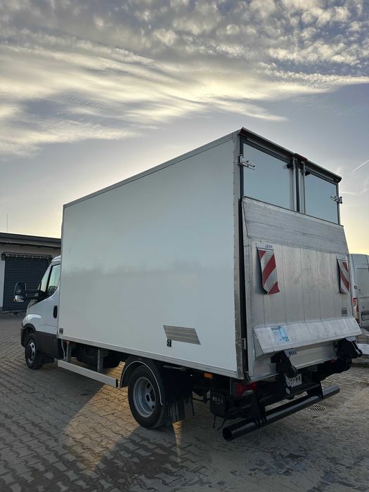 Bus chłodnia — ujęcie tylne, platforma załadunkowa